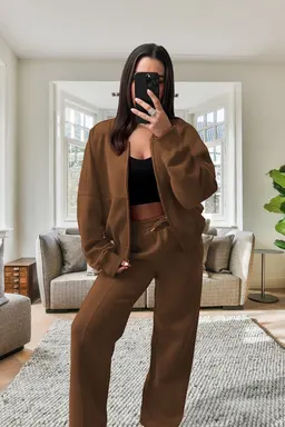 Conjunto de treino oversized estilo bomber, com fecho de zíper e calças de pernas largas, em lã