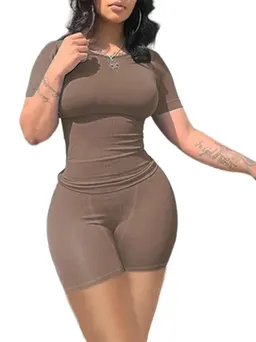 قميص بأكمام قصيرة وشورت