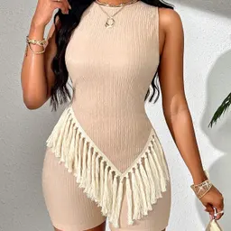 Conjunto de Traje Corto VaVaLuxe con Dobladillo Asimétrico Fluido y Tejido Texturizado