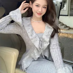 Conjunto de mulheres de outono e inverno, cardigã de tricô com mangas de sino de estilo gentil, modelagem justa, vestido suspensor em forma A, top com folhos