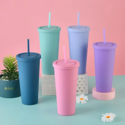 Plastmugg enfärgad enkel sugrörsmugg gåvomugg utomhus vattenmugg