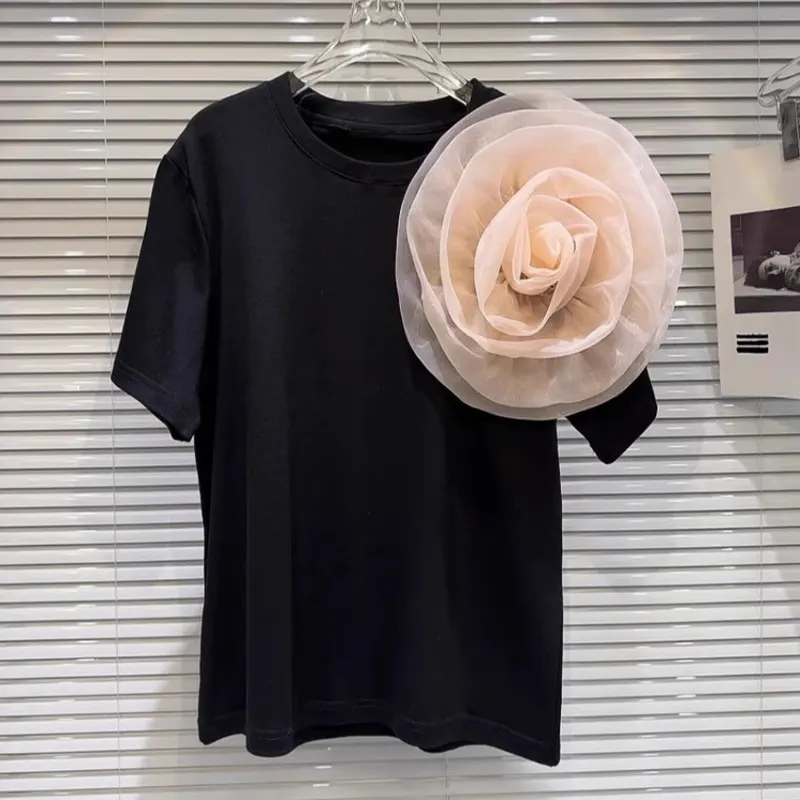 T-shirt de gola redonda, manga curta, com decoração de broche 3D de flor grande, modelo solto