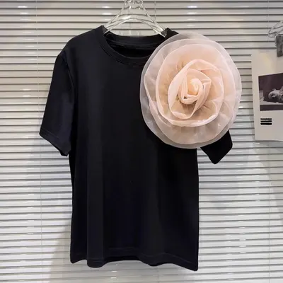 T-shirt de gola redonda, manga curta, com decoração de broche 3D de flor grande, modelo solto