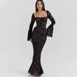 Vestido Largo de Encaje con Escote Bandeau y Mangas Acampanadas Sexy