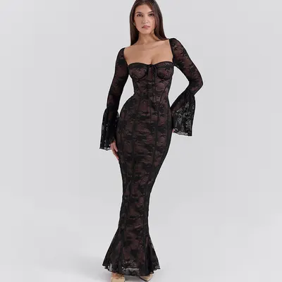 Vestido Largo de Encaje con Escote Bandeau y Mangas Acampanadas Sexy