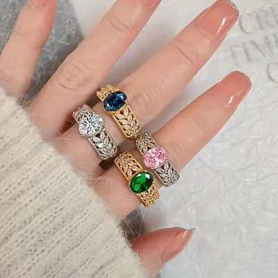 Anillo de Corindón Azul con Gemas de Colores y Patrón Hueco