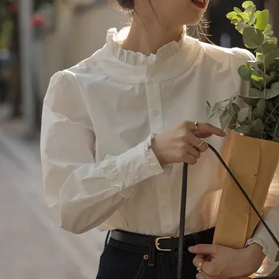 Camisa Feminina de Cor Sólida com Gola de Renda