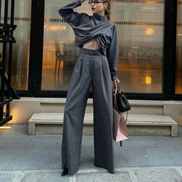 Conjunto de duas peças: top de manga comprida com gola alta e modelagem cruzada, calças de perna larga casuais