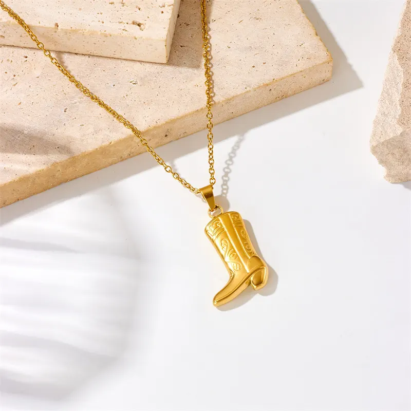 Colar de jóias com pingente de bota gravado em aço titânio, moda criativa nichada banhada a ouro não desbotante