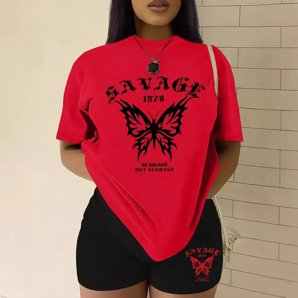 T-shirt com gráfico de borboleta, frase  Savage Not Average
