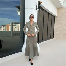 Conjunto de fato feminino francês moderno e elegante, decote em V, saia plissada