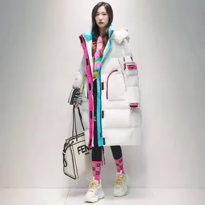Casaco de penas de pato branco para mulheres, casaco acolchoado longo até aos joelhos, solto, brilhante, de contraste de cor, moda de inverno 2024