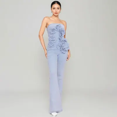 Macacão novo elegante para deslocações, sem alças, com flores tridimensionais e cintura alta