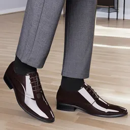 حذاء جلدي لامع رسمي للأعمال للرجال، جديد للخريف، حذاء رجالي pointed toe، متعدد الاستخدامات للشباب، برباط، حجم كبير، حذاء عرس للعريس