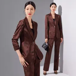 Conjunto de fato de moda nichado e elegante para deslocamento, com design contemporâneo