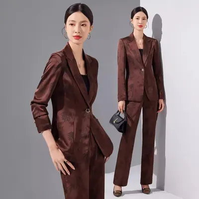 Conjunto de fato de moda nichado e elegante para deslocamento, com design contemporâneo