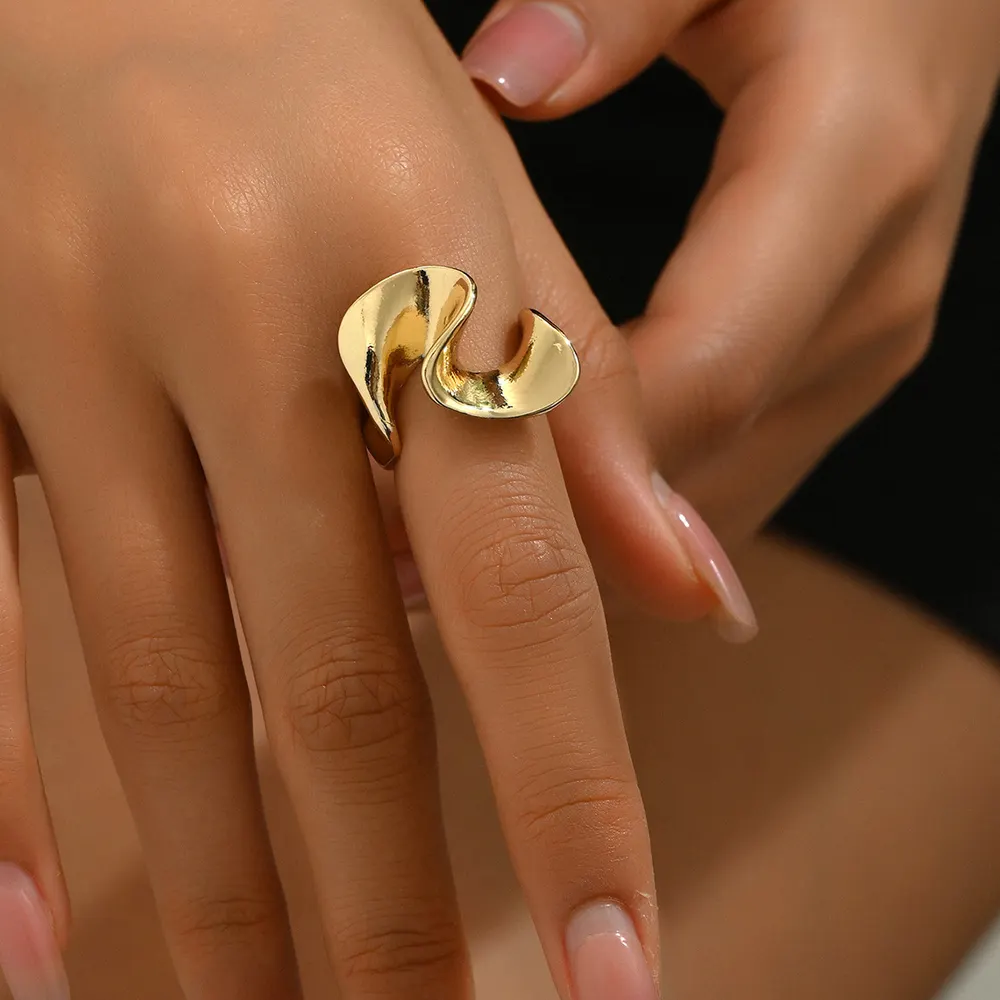 Anillo índice chapado en oro de 18K ajustable y versátil