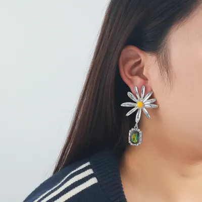 Brincos femininos novos, com pingente de flor de margarida em metal e strass, elegantes, exagerados, estilo europeu e americano, comércio transfronteiriço, brincos por grosso