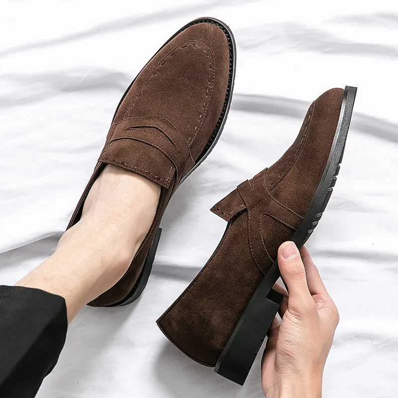 Gränsöverskridande spetsiga casual skor brittisk stil mocka män skor matt mocka läderskor mångsidiga trendiga loafers körmoccasiner