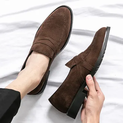 Gränsöverskridande spetsiga casual skor brittisk stil mocka män skor matt mocka läderskor mångsidiga trendiga loafers körmoccasiner