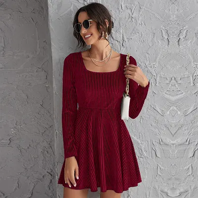 Vestido de festa longo de veludo, cintura marcada, modelo A, manga comprida, elegante