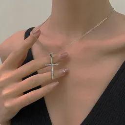 Collar con cruz incrustada de diamantes de nuevo estilo transfronterizo para mujer, estilo ins europeo y americano, colgante de cruz creativo, cadena de clavícula al por mayor por fabricante