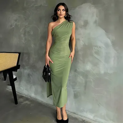 Vestido feminino de moda, cor sólida, ombro único, sem mangas, com pregas e fenda