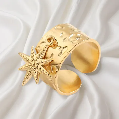 Fashionabel ring i rostfritt stål med 18K guldbeläggning och slumpmönster