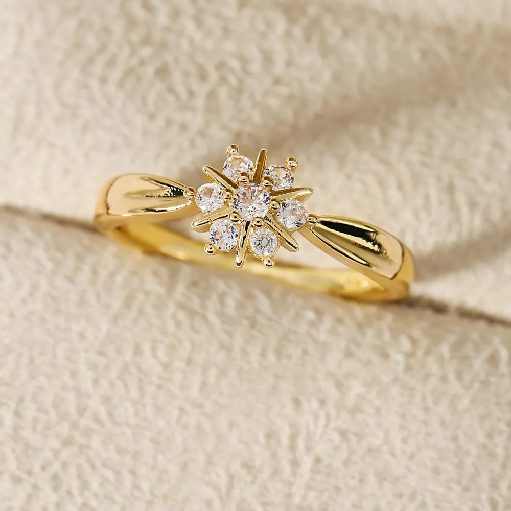 Anillo Personalizado con Diseño de Nicho y Pedrería Incrustada de Flor
