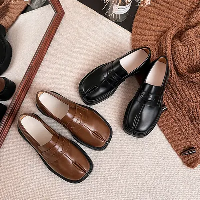 Sapatos loafer de estilo britânico com bico dividido, sapatos de couro retro pequenos estilo pata de porco preguiçoso para mulheres, sapatos de um pé com sola grossa