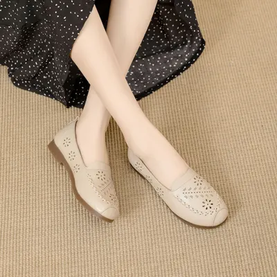 Zapatos para mamá, para ancianos, primavera, verano, otoño, zapatos para mujer, de mediana edad y ancianos, suela blanda, zapatos ligeros ahuecados antideslizantes, zapatos de cuero nuevos y cómodos