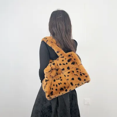 24 Höst/Vinter Gränsöverskridande europeisk och amerikansk Ny Leopardmönster Tote-vska Enkel axel Crossbody-vska Stor kapacitet handväska Plysch-vska Underarm-vska