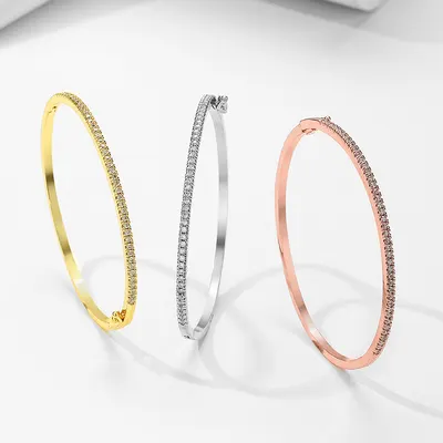 Vit guldarmband för kvinnor infattat AAA-zirkonium enkelt öppet armband för kvinnor