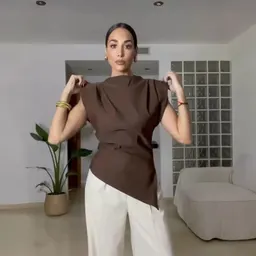 قميص كتف مبطن مزخرف مع طيات