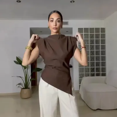 Top com ombreiras decorativas plissadas
