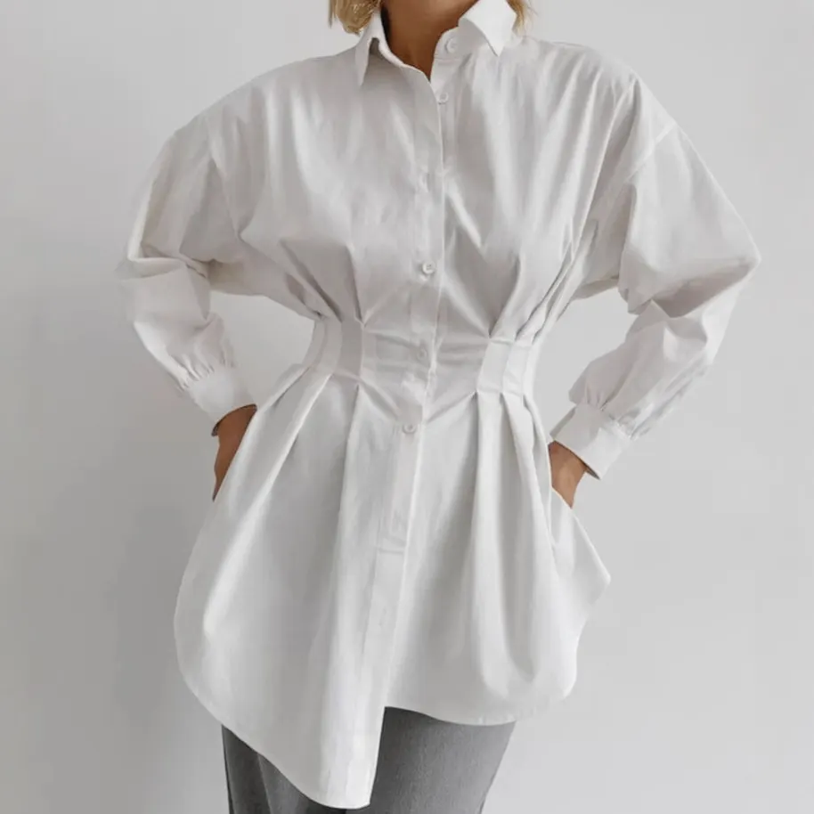 Camisa de manga comprida com lapela plissada e cintura marcada