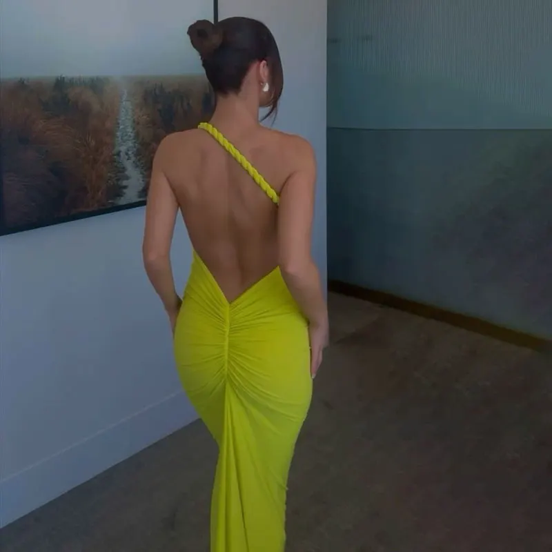 Sexig klänning med halter, rygglös och veckad sheath-modell