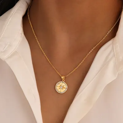 Colar com pingente dourado