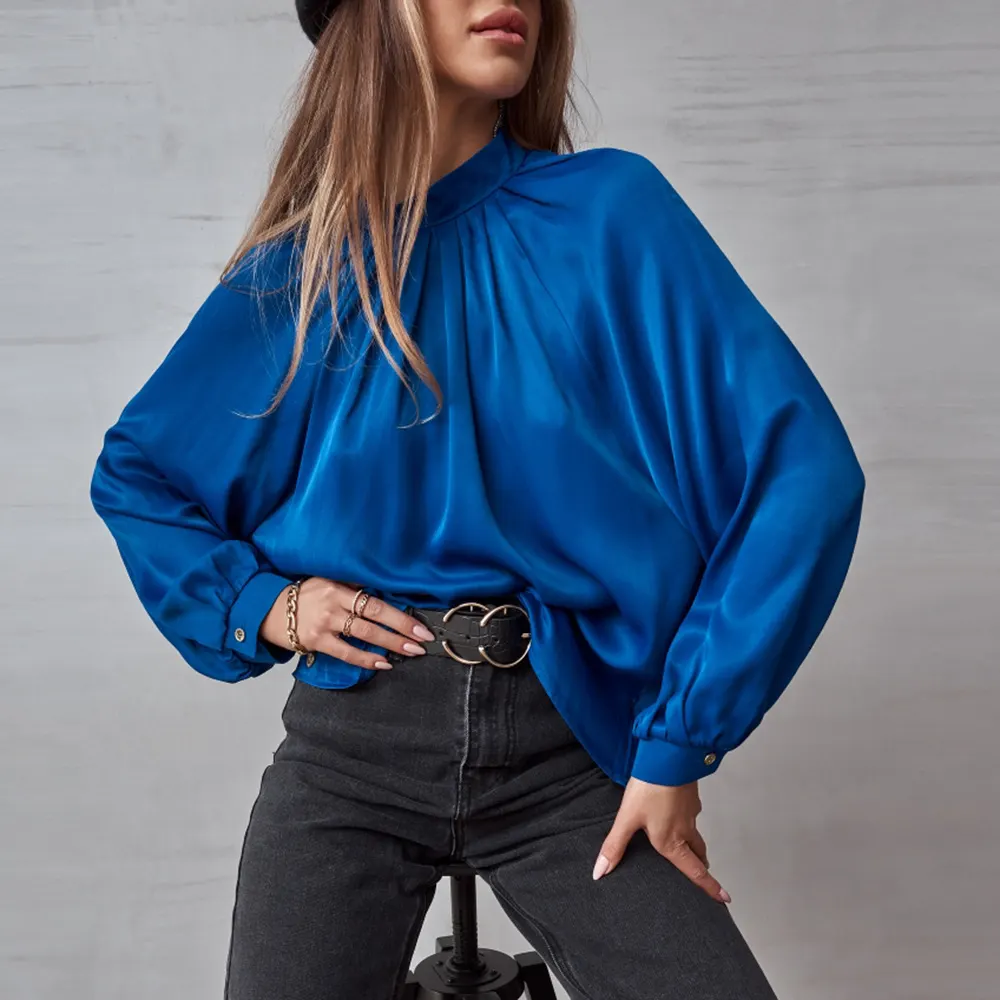 Blusa com colarinho reto irregular, costuras e mangas de sino