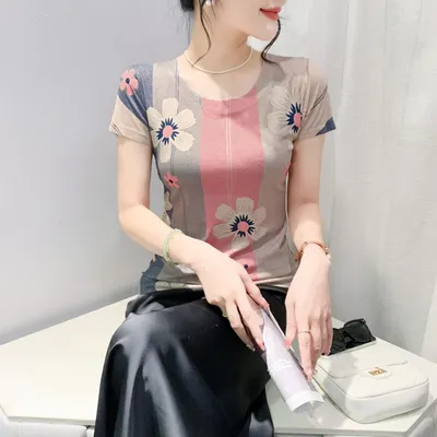 T-shirt feminina estilosa de manga curta