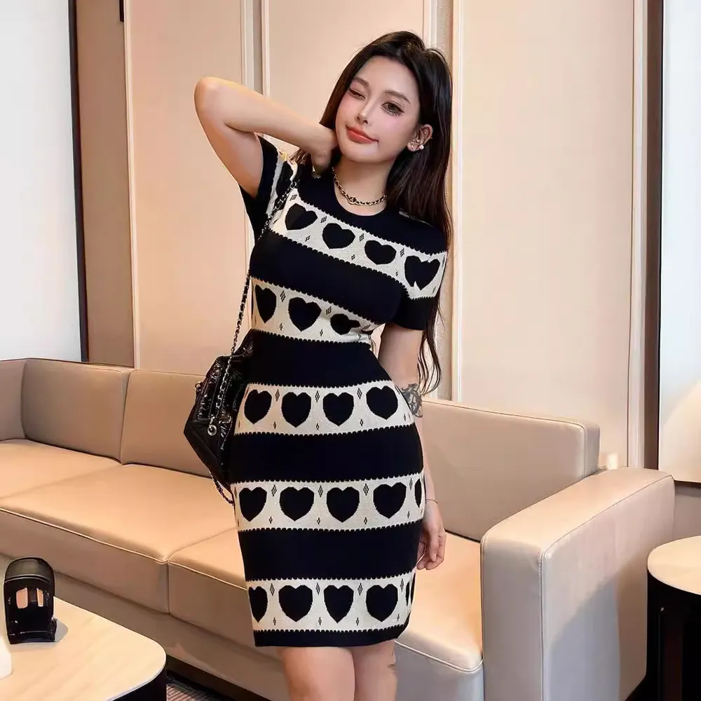 Vestido longo de malha de manga curta novo da primavera/verão de 2024, versátil e elegante com contraste de coração, estilo pequeno Chanel coreano que emagrece