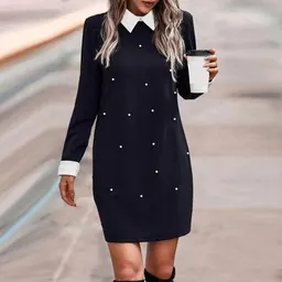 Vestido de mulher elegante com lapela, manga comprida, corte de cores, bordado