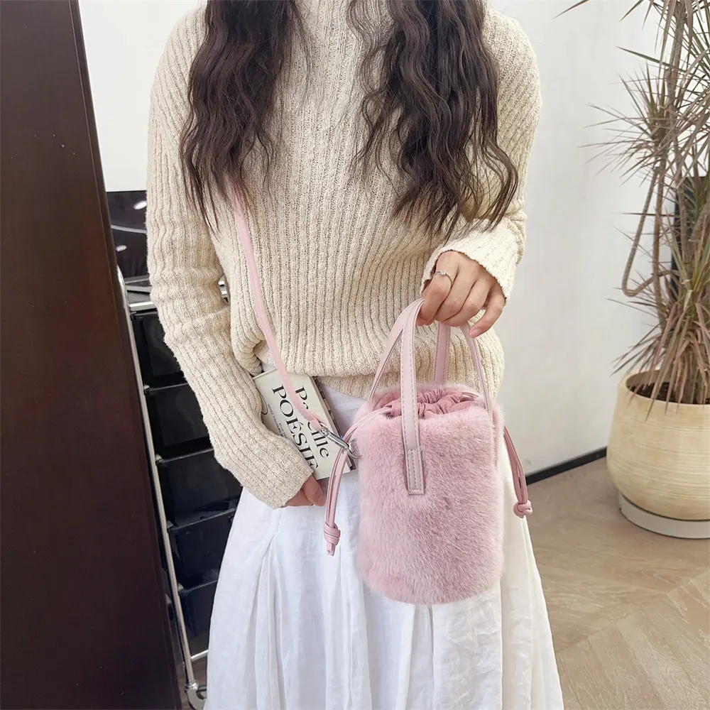 Bolsa de balde de imitação de pele de marta nova de outono e inverno 2024, estilo retrô, bolsa de mão de pelúcia, design exclusivo, bolsa de ombro e transversal