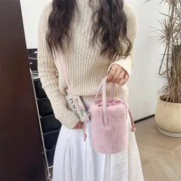 Bolsa de balde de imitação de pele de marta nova de outono e inverno 2024, estilo retrô, bolsa de mão de pelúcia, design exclusivo, bolsa de ombro e transversal