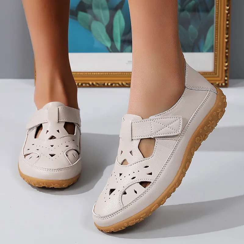 صندل نسائي مسطح للشاطئ بتصميم مفرّغ وعصري