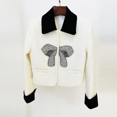 Modejacka i ull kort stil med rosett, pärlor och Chanel-inspirerad design