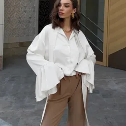 Blusa de Cetim com Colarinho Fluido, Mangas Sino, Folhos e Laço