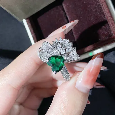 Anel aberto de laço de esmeralda de alta qualidade com pedras coloridas de amor, estilo europeu e americano