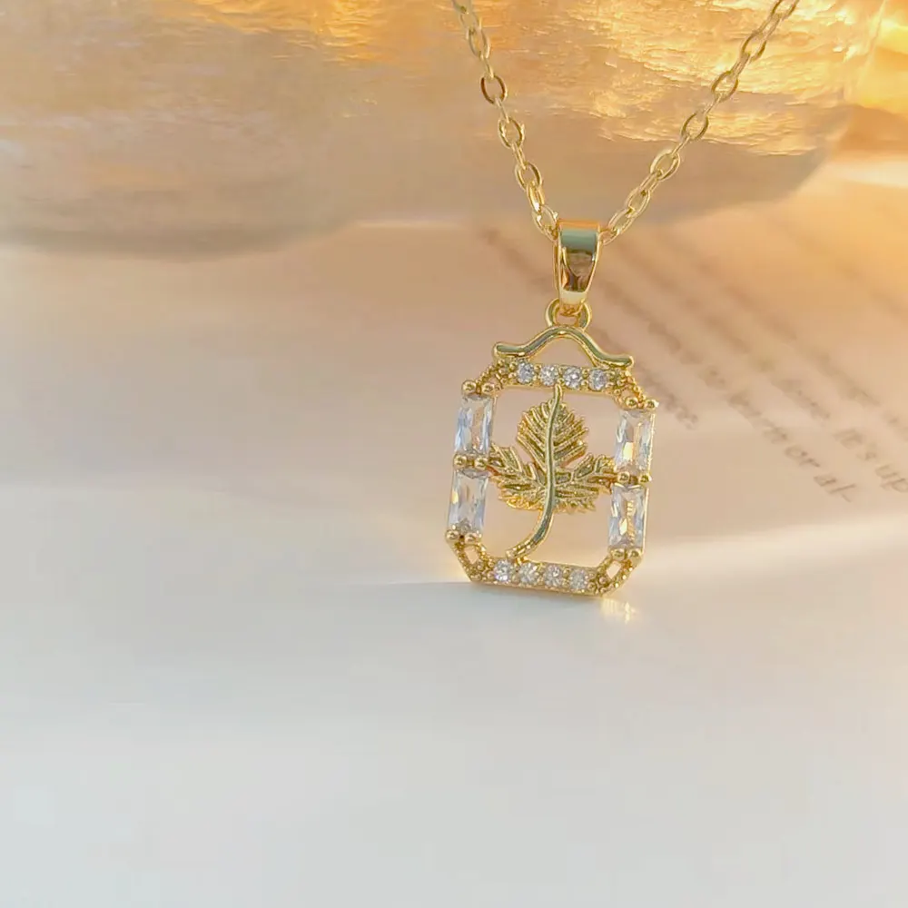 Colar novo com pingente de folha de bordo para mulheres, design exclusivo e niche, estilo simples e versátil, pingente de folha quadrada com strass, corrente de clavícula