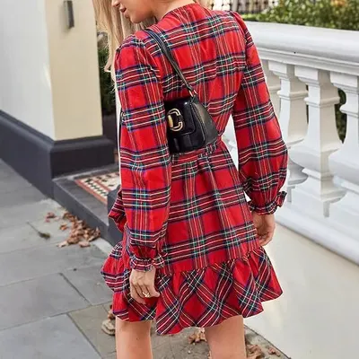 Vestido com Padrão Xadrez, Decote V, Mangas Bufantes, Bojo com Rendas e Cordão
